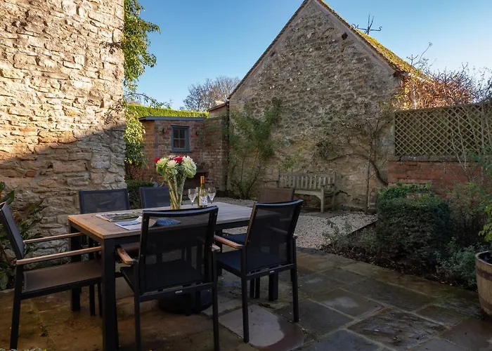 Beautiful Grade 2 Listed Cotswold Stone Cottage