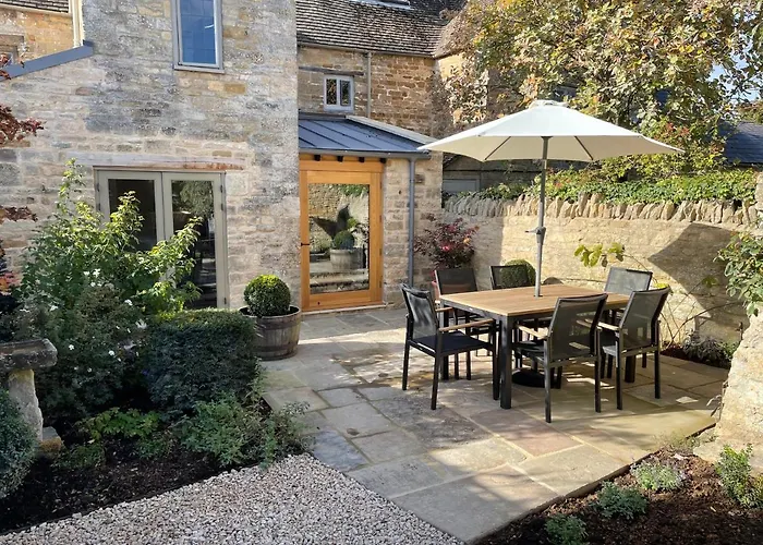 Beautiful Grade 2 Listed Cotswold Stone Cottage