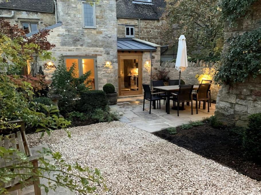 Beautiful Grade 2 Listed Cotswold Stone *