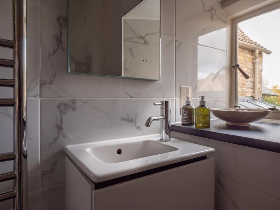 Beautiful Grade 2 Listed Cotswold Stone